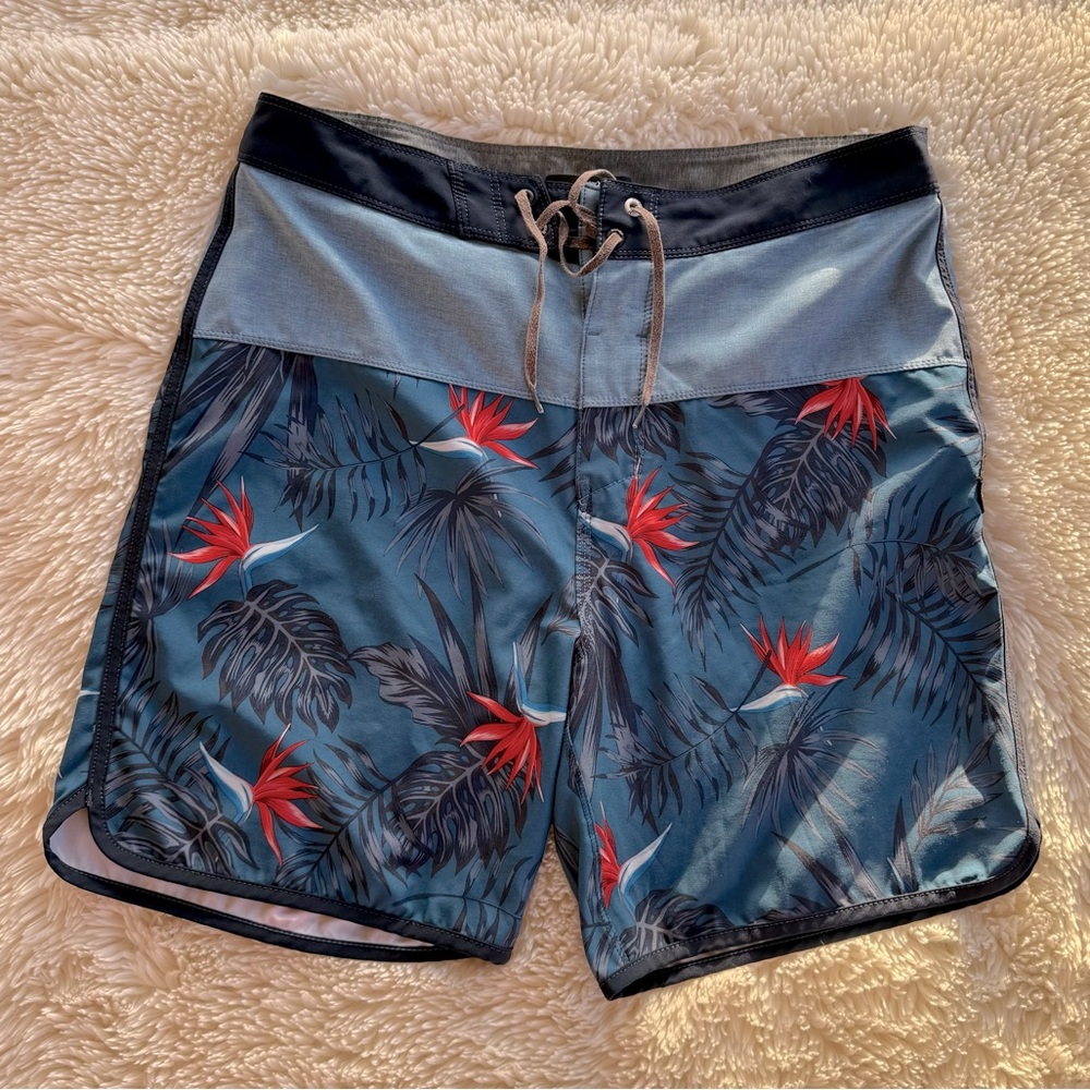 Hurley Tropical floral Print Board Shorts blue/Red 31” waist 7” inseam no liner